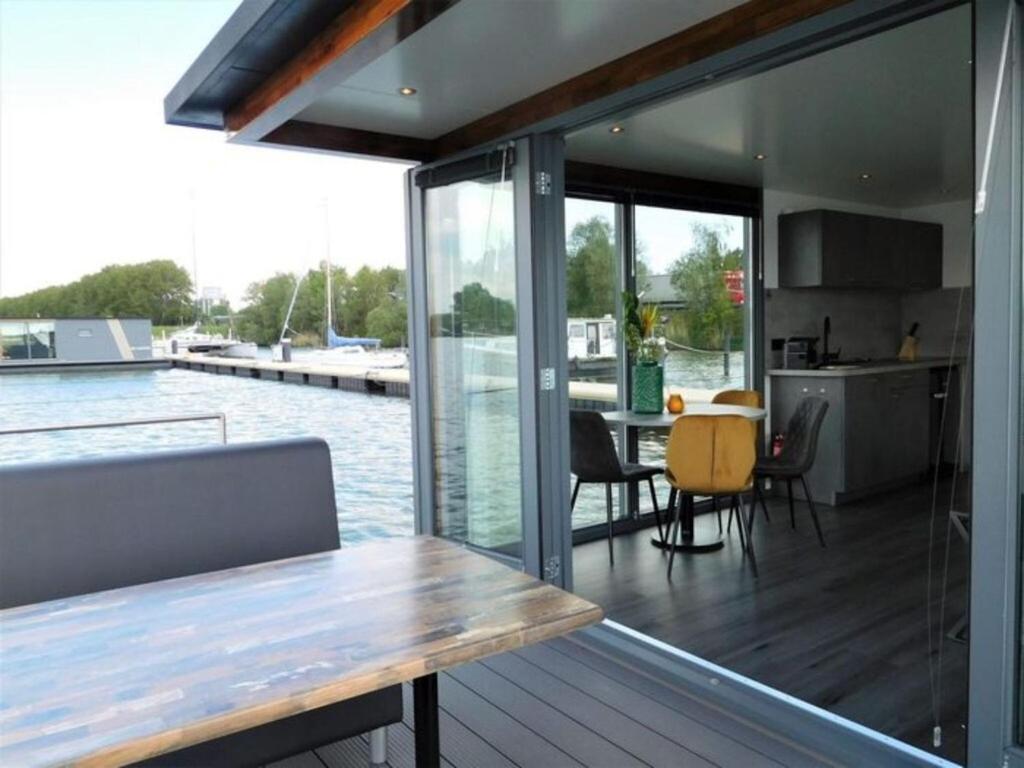 Beautiful Houseboat In The Harbour Of Volendam Near Centre Hotel ภายนอก รูปภาพ